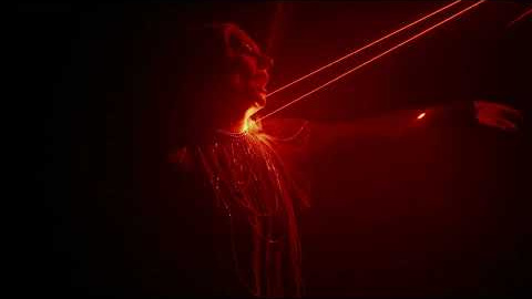 Eivør - JARÐARTRÁ/DUST TO DUST (Official Music Video) Taken from the new album 'Enn', out now.
Order here: https://orcd.co/eivorenn
2024 Tour Dates: https://bnds.us/c7a98o
All Eivør Info: https://linktr.ee/eivormusic
Director - Einar Egils www.einaregils.com
DOP - Anton Smári Gunnarsson
Producer - Eydís Evensen
Executive Producer - Einar Egilsson
Prod Co. - Indy Productions
AC - Sigfús Heiðar
Gaffer - Óttar Andri Óttarsson
Grip - Gústaf Evensen
Wardrobe - Diana Breckmann
Makeup - Sigrún Sig
Hair stylist - Ásgeir Hjartarson
Set builder - Þorvaldur Betri & Gústaf Evensen
Laser operator - Gabríel Brynjar Bjarkason
Post - Einar Egilsson
Media rental - Kukl
Special thanks:
Geir Bjarnason, Úlfur Grönvold
Lyrics:
Jarðartrá
Enn rennur hon
sveitareyð
feigdaráin før
blóðgar tíni svørð
Úr dýpinum
flotna ræ
havsins aldingarð
sært tú reka har
Lyft upp
tíni eygu
og skoða meg
títt sanna heim
Lýð á
mítt harmaljóð
kom legg teg í
mín bláa favn
Osandi
av tíni grimd
ævigt vápnagrá
er tín jarðartrá
Eldurin
má loga út
lívsins fyrndarlag
Kanst tú syngja tað?
DUST TO DUST
Still it gushes forth
in crimson waves
fat river of fates
bloodies sharpened blades
From its dark depths
corpses rise
all the ocean’s delights
drift before your sight
Lift up
your clouded eyes
and look at me
your unmasked home
Listen
to my lament
come lie down in
my blue embrace
Reeking of
your cruel rage
flaking weapon-rust
crusts your fierce death-lust
Raging pyres
must blaze out
life’s primal song
Can you sing along?