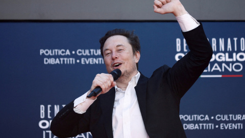 El magnate Elon Musk en el festival político Atreju organizado por el partido ultra Hermanos de Italia (Fratelli d'Italia) de la primera ministra Giorgia Meloni, en Roma, en diciembre de 2023. El magnate Elon Musk en el festival político Atreju organizado por el partido ultra Hermanos de Italia (Fratelli d'Italia) de la primera ministra Giorgia Meloni, en Roma, en diciembre de 2023.