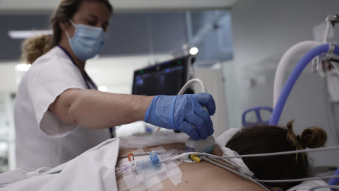 EuropaPress_4098888_enfermera_realiza_ecografia_paciente_uci_hospital_enfermera_isabel_zendal Foto de archivo de una enfermera realizando una ecografía a una paciente en la UCI.