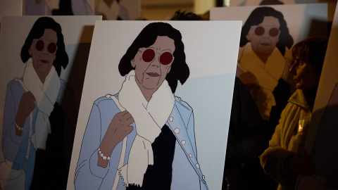 pelicotg Varias personas sostienen un cartel con la imagen de Gisèle Pelicot, durante la concentración feminista en apoyo a Gisèle Pelicot, ante la embajada de Francia, a 19 de diciembre de 2024, en Madrid (España). Feministas abolicionistas de Madrid se concentran en la capital de España en apoyo a Gisèle Pelicot, la mujer francesa víctima durante una década de las violaciones organizadas por su propio marido, y exigen "mayor protección" para las mujeres. El lema de la concentración es 'Yo estoy con Gisèle' y tiene lugar frente a la embajada de Francia en Madrid.Jesús Hellín / Europa Press19 DICIEMBRE 2024;GISÈLE;PELICOT;GISÈLE PELICOT;GISELE PELICOT;VÍCTIMA;19/12/2024