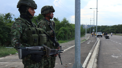 a4e184f44c8ca940a3c5fd97ca7893fc632d6e76 Soldados del Ejército colombiano del puente Internacional Atanasio Girardot que une a Cúcuta (Colombia) con el estado Táchira (Venezuela).
