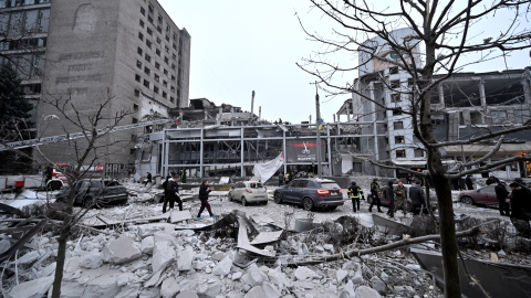 EuropaPress_6397692_10_december_2024_ukraine_zaporizhzhia_people_inspect_the_damaged_buildings La gente inspecciona los edificios dañados tras un ataque con misiles rusos en Ucrania.