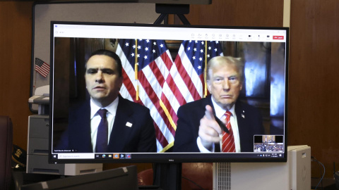 El presidente electo de Estados Unidos, Donald Trump, aparece en una pantalla de forma remota durante una audiencia de sentencia frente al juez del estado de Nueva York, Juan Merchan, en el caso penal en el que fue condenado en 2024 por cargos relacionado El presidente electo de Estados Unidos, Donald Trump, aparece en una pantalla de forma remota durante una audiencia de sentencia frente al juez del estado de Nueva York, Juan Merchan, en el caso penal en el que fue condenado en 2024 por cargos relacionados con el pago de dinero a una estrella porno para mantener su silencio, en New York Criminal. Tribunal de Manhattan en la ciudad de Nueva York, EE. UU., 10 de enero de 2025.