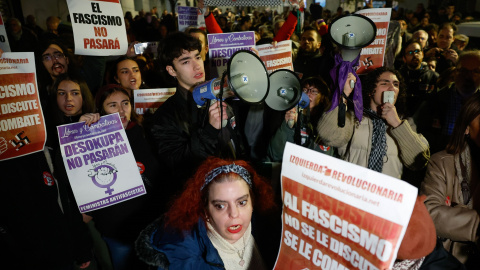 Decenas de personas se congregan en el exterior de la Taberna Garibaldi de Madrid antes del inicio de la presentación del libro 'Algo habremos hecho' de la eurodiputada Irene Montero. Decenas de personas se congregan en el exterior de la Taberna Garibaldi de Madrid antes del inicio de la presentación del libro 'Algo habremos hecho' de la eurodiputada Irene Montero.