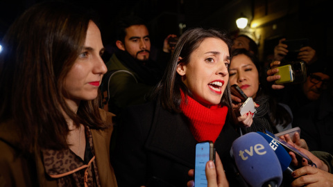La eurodiputada Irene Montero con la secretaria general de Podemos, Ione Belarra, a su llegada a la Taberna Garibaldi de Madrid para presentar su libro 'Algo habremos hecho'. La eurodiputada Irene Montero con la secretaria general de Podemos, Ione Belarra, a su llegada a la Taberna Garibaldi de Madrid para presentar su libro 'Algo habremos hecho'.