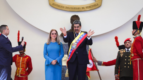 maduro101 Nicolás Maduro, con la banda presidencial, saluda a los asistentes a su toma de posesión este viernes 10 de enero.