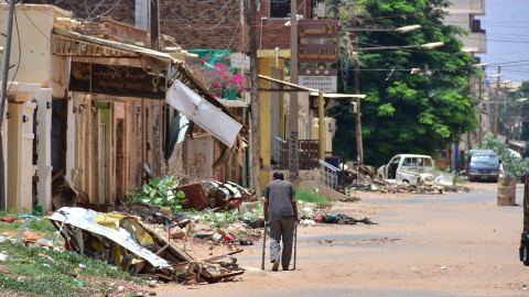 Guerra Sudán estragos Un hombre camina por una calle marcada por la destrucción, mientras una sangrienta lucha por el poder asola Sudán desde hace más de dos años.