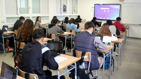 Alumnes de l'Institut Neus Català de Cornellà de Llobregat fent les proves diagnòstiques Alumnes de l'Institut Neus Català de Cornellà de Llobregat fent les proves diagnòstiques