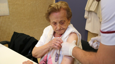 Vacuna de la grip - CAP Baix Ebre Tortosa - 15/10/2024 Una dona rep la vacuna de la grip al CAP Baix Ebre, a Tortosa.