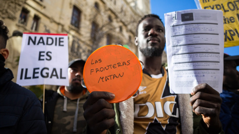 Manifestación migrantes Manifestantes se concentran en Madrid, en diciembre de 2024, con lemas como "Nadie es ilegal".