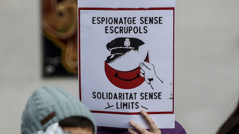 EuropaPress_4986831_mujer_sujeta_cartel_hace_referencia_espionaje_rueda_prensa_miembros Una mujer sujeta un cartel que hace referencia al espionaje, durante una rueda de prensa de miembros de los movimientos vecinales CSOA l'Horta, en Valencia.