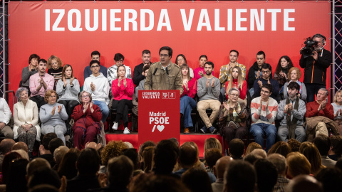 El secretario general del PSOE de Madrid, Óscar Lopez, interviene durante un acto del PSOE con vecinos y militantes, en el Centro Cívico Los Pinos, a 15 de diciembre de 2024, en Alcorcón.