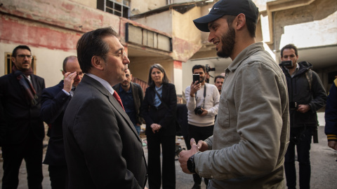 El ministro de Asuntos Exteriores, Unión Europea y Cooperación, José Manuel Albares (i), durante una visita a la prisión de Sednaya, a 16 de enero de 2025, en Damasco (Siria) junto a Majad Hamdam, presidente de la asociación de Siria en España.