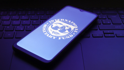 El logo del Fondo Monetario Internacional (FMI) en la pantalla de un smartphone.