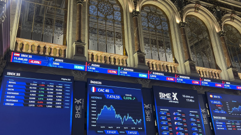 Paneles informativos en la Bolsa de Madrid.