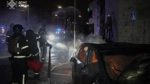 e1b4e2fc4ad32c788e55972587072d2ee0417f30w Al menos cuatro personas fallecieron este sábado en un ataque de Rusia con misiles balísticos en el distrito de Shevchenkivsk en Kiev.