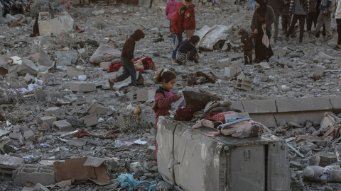 03 de enero de 2025, Territorios Palestinos, Al-Maghaz: Los palestinos inspeccionan la destrucción tras un ataque israelí en el campo de refugiados de Al-Maghazi, en medio de la guerra en curso entre Israel y el movimiento Hamas. Foto: Omar Ashtawy/APA Im 03 de enero de 2025, Territorios Palestinos, Al-Maghaz: Los palestinos inspeccionan la destrucción tras un ataque israelí en el campo de refugiados de Al-Maghazi, en medio de la guerra en curso entre Israel y el movimiento Hamas. Foto: Omar Ashtawy/APA Images vía ZUMA Press Wire/dpa