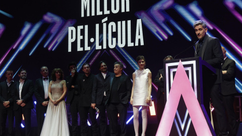 ba8db5842f04ae612c7abaa9a7a05514b6b6d69ew El realizador Marcel Barrena tras recibir el premio a Mejor película por ´El 47´ durante la XVII edición de los Premios Gaudí de la Academia del Cine Catalán.