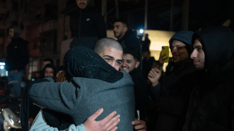Palestinos celebran tras el regreso de 90 presos y detenidos palestinos liberados por Israel, Palestinos celebran tras el regreso de 90 presos y detenidos palestinos liberados por Israel, este domingo en una avenida de Beitunia (Cisjordania).