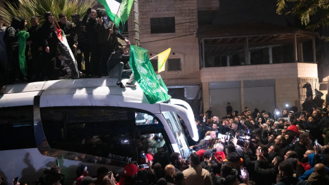 8207cb4b02ac4b03b5914a564bb8cd230f8a80a1w Palestinos celebran tras el regreso de 90 presos y detenidos palestinos liberados por Israel, este domingo en una avenida de Beitunia (Cisjordania).