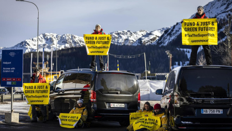 Activistas de Greenpeace bloquean la carretera de acceso al helipuerto de Davos (Suiza), ciudad que acoge el Foro Económico Mundial, a 20 de enero de 2025. Activistas de Greenpeace bloquean la carretera de acceso al helipuerto de Davos (Suiza), ciudad que acoge el Foro Económico Mundial, a 20 de enero de 2025.