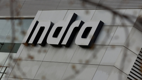 El logo de Indra en su sede en la localidad madrileña de Alcobendas.