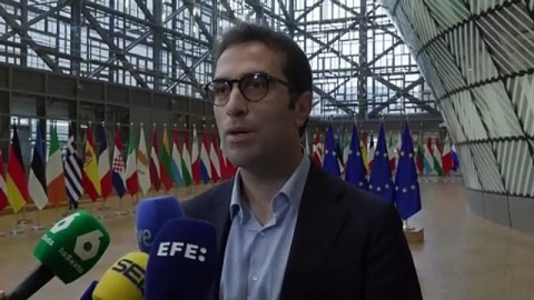 (EFE/IMÁGENES: PABLO GARRIGÓS).- El ministro de Economía, Comercio y Empresa, Carlos Cuerpo, defendió este lunes que el cambio en la presidencia de Telefónica, por el que José María Álvarez-Pallete ha sido sustituido por Marc Murtra, es una apuesta "a medio plazo" para lograr que la empresa mantenga una posición de "liderazgo" en un sector "estratégico".<br />"Necesitamos ese paso adicional, esa visión nueva que nos lleve a seguir siendo, incluso a hacerlo cada vez más patente, una empresa que lidere un sector estratégico hacia delante", explicó en declaraciones a los medios antes de participar en la reunión de ministros de Economía y Finanzas de la zona euro (Eurogrupo).