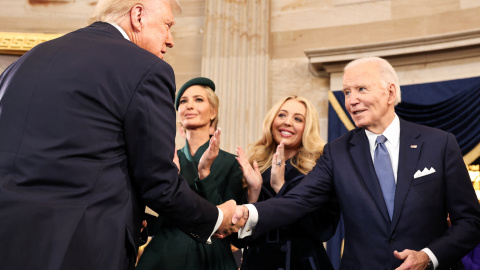 El presidente Donald Trump le da la mano al ahora expresidente Joe Biden. El presidente Donald Trump le da la mano al ahora expresidente Joe Biden.