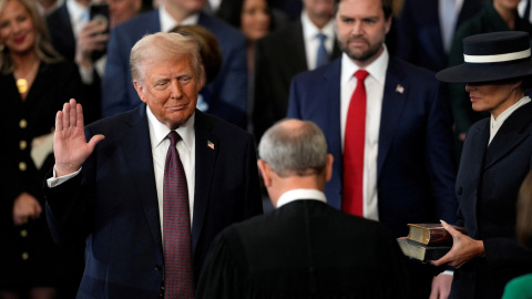 El presidente electo de Estados Unidos, Donald Trump, presta juramento ante el presidente del Tribunal Supremo, John Roberts. El presidente electo de Estados Unidos, Donald Trump, presta juramento ante el presidente del Tribunal Supremo, John Roberts.