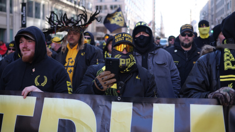 Miembros del grupo de extrema derecha Proud Boys se reúnen el día de la inauguración del segundo mandato de Donald Trump, en Washington, a 20 de enero de 2025. Miembros del grupo de extrema derecha Proud Boys se reúnen el día de la inauguración del segundo mandato de Donald Trump, en Washington, a 20 de enero de 2025.