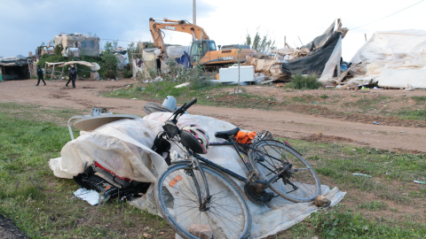Imagen de archivo de las máquinas derribando las çhabolas tras un incendio en el campamento de Níjar (Almería, España).