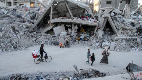 Una familia palestina camina junto a los edificios destruidos por los bombardeos israelíes, en el campo de refugiados de Jabalia, en el norte de la Franja de Gaza. Una familia palestina camina junto a los edificios destruidos por los bombardeos israelíes, en el campo de refugiados de Jabalia, en el norte de la Franja de Gaza.