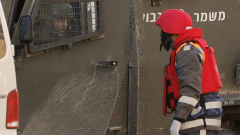 Un miembro del ejército israelí observa durante una incursión israelí en Yenín, en la Cisjordania ocupada por Israel, a 21 de enero de 2025.