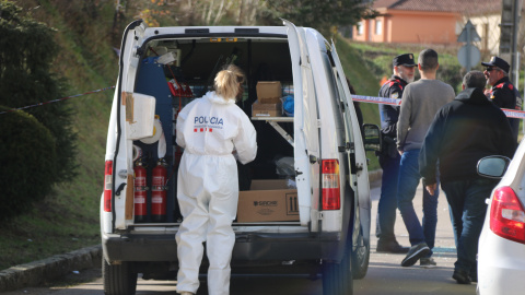 Una mossa de la científica en una de les furgonetes que tenen al lloc del crim a Sant Joan les Fonts Una mossa de la científica en una de les furgonetes que tenen al lloc del crim a Sant Joan les Fonts
