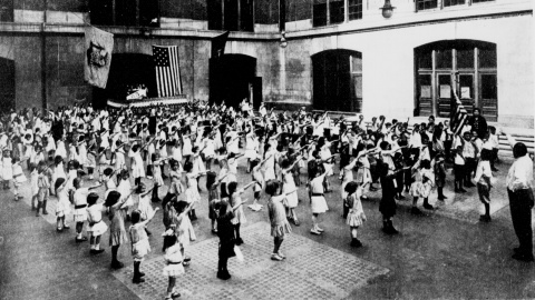 Escolares haciendo el saludo Bellamy en Estados Unidos, 1915. Escolares haciendo el saludo Bellamy en Estados Unidos, 1915.