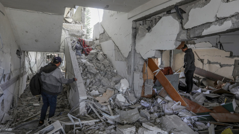 (Foto de ARCHIVO)20 January 2025, Palestinian Territories, Rafah: Palestinians inspect the rubble inside Abu Yousef Al-Najjar Hospital, which was destroyed by the Israeli army in the southern Gaza Strip city of Rafah, amid a ceasefire deal between Israel and Hamas. Photo: Abed Rahim Khatib/dpa20/1/2025 ONLY FOR USE IN SPAIN