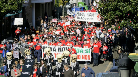 Imagen de 2018 de una manifestación en Santiago contra la mina de Touro