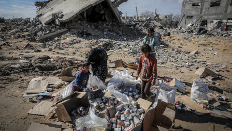EuropaPress_6473317_23_january_2025_palestinian_territories_rafah_palestinians_take Los palestinos recogen la ayuda humanitaria que cayó de los camiones de la Agencia de Obras Públicas y Socorro de las Naciones Unidas para los Refugiados de Palestina en el Cercano Oriente.