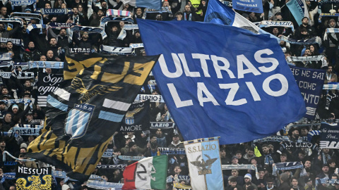 ultras_lazio Aficionados ultra del Lazio asisten al partido de su equipo contra la Real Sociedad este jueves en Roma.