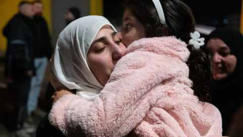 4904b346c14def3c7641da3c687ae0fa53742145 Palestinos celebran tras el regreso de 90 presos y detenidos palestinos liberados por Israel.