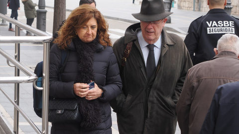 La exviceconsejera de Economía y Empleo Begoña Hernández, a su llegada al juicio por el caso ‘La Perla Negra’, en la Audiencia Provincial de Valladolid. La exviceconsejera de Economía y Empleo Begoña Hernández, a su llegada al juicio por el caso ‘La Perla Negra’, en la Audiencia Provincial de Valladolid.