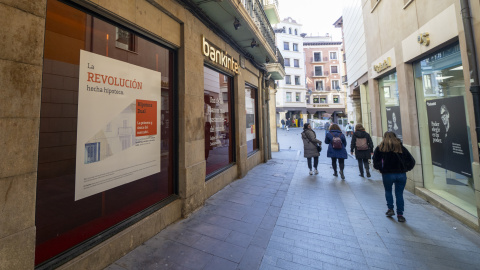 Oficinas de Bankinter y del banco Sabadell con anuncios de hipotecas en sus ventanas, en una calle del centro de Teruel. Oficinas de Bankinter y del banco Sabadell con anuncios de hipotecas en sus ventanas, en una calle del centro de Teruel.