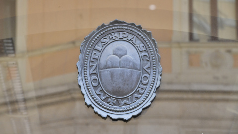 El logotipo de Monte dei Paschi di Siena (MPS), el banco más antiguo del mundo, en Siena. El logotipo de Monte dei Paschi di Siena (MPS), el banco más antiguo del mundo, en Siena.