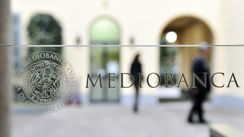 El logo de Mediobanca, en la entrada de la sede del banco en Milán. El logo de Mediobanca, en la entrada de la sede del banco en Milán.