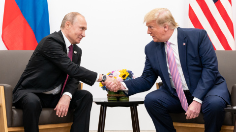 EuropaPress_2567301_filed_14_june_2019_japan_osaka_us_president_donald_trump_shakes_hands_with Vladimir Putin y Donald Trump en una imagen de archivo.14/6/2019 ONLY FOR USE IN SPAIN