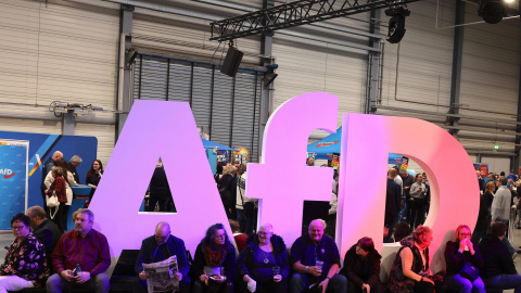 AfD Simpatizantes de la AfD asisten a la presentación de la campaña electoral del partido Alternativa para Alemania (AfD) en Halle, Alemania, a 25 de enero de 2025.