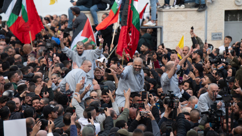 e1a766e7f207bcdd50cc541de5541fed46e73214 Cientos de personas y familiares reciben al centenar de presos palestinos que han sido liberados por Israel en Cisjordania, este sábado en un centro de Ramala dispuesto para su recibimiento.