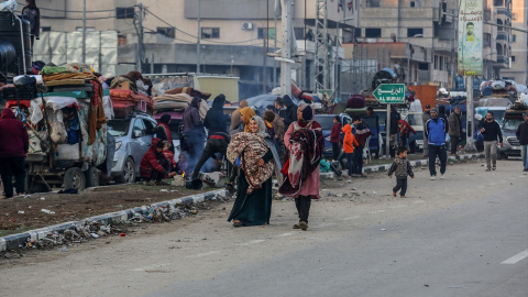 Gaza desplazados Palestinos desplazados esperan en la carretera de Salah al-Din en Nuseirat, cerca del corredor bloqueado de Netzarim, para cruzar al norte de la Franja de Gaza, a 26 de enero de 2025.