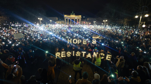 Movilización Alemania contra ultraderecha Participantes sostienen luces durante una concentración contra la extrema derecha en la Puerta de Brandemburgo en Berlín, Alemania, 25 de enero de 2025.