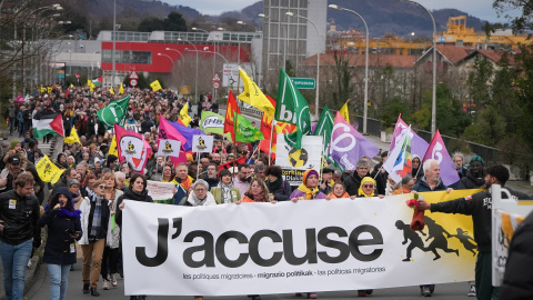 Concentración contra políticas migratorias en Irún Cientos de personas durante una manifestación contra las políticas migratorias europeas, a 26 de enero de 2025, en Irún, Guipúzcoa, País Vasco (España).